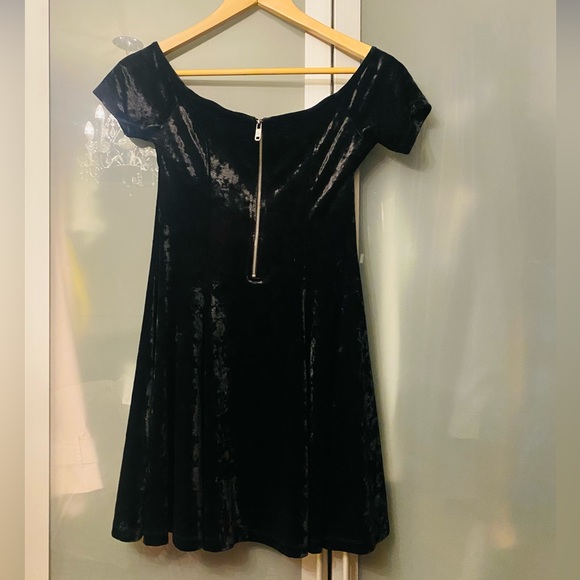 Kendall + Kylie Crushed Velvet Off Shoulder Skater Dress - Picture 5 of 6